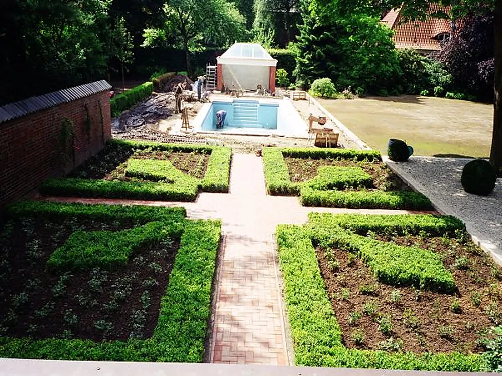 Formaler Garten mit Buchsbaumbeeten, Backsteinwegen und kleinem Wasserbecken