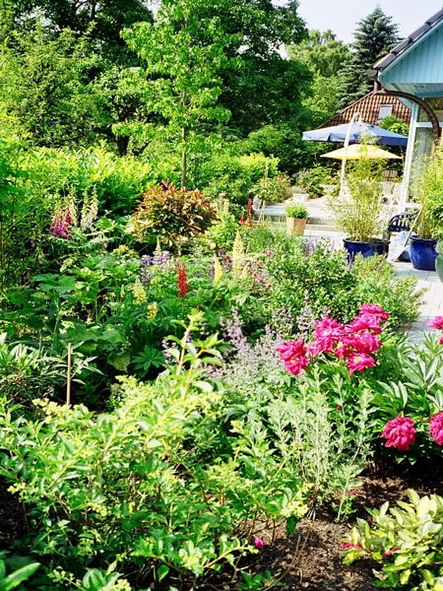 Üppig blühender Garten mit Sitzplatz