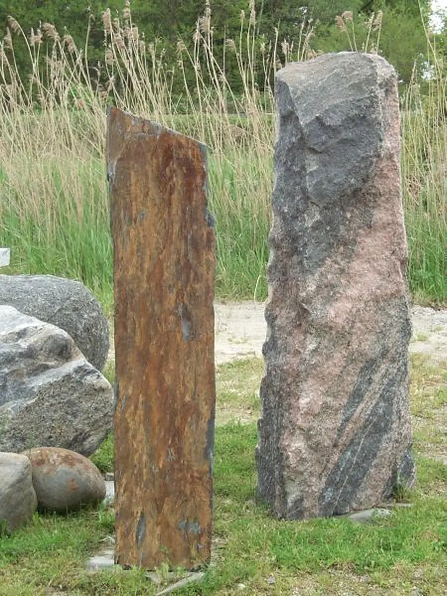 Natursteine und Findlinge zwischen Gräsern